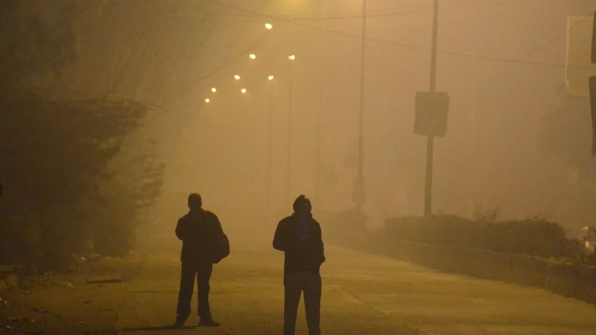 Delhi Weather: गणतंत्र दिवस पर बर्फीली हवाओं ने किया दिल्लीवासियों को परेशान, सामान्य से 5 डिग्री कम रहा पारा