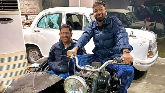 धोनी और हार्दिक की शोले-2। फोटो- ट्विटर