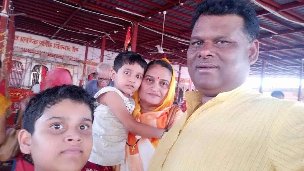भाजपा नेता और पूर्व पार्षद संजीव मिश्रा अपनी पत्नी और दो बच्चों के साथ। फोटो- स्वजन