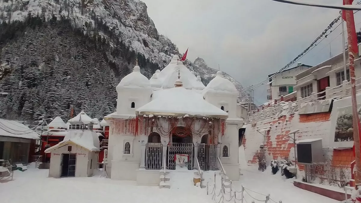 भारी हिमपात से चोटियां लकदक, बर्फ में ढका केदानाथ मंदिर। जागरण