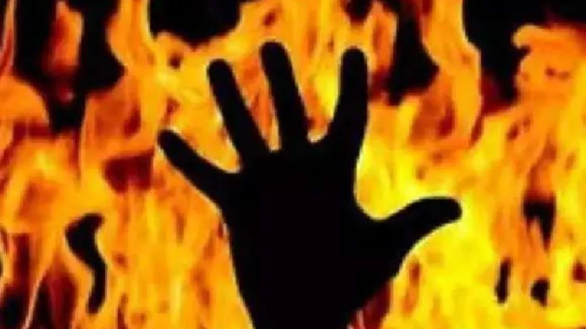कलेक्टर कार्यालय के सामने आठ लोगों ने की आत्मदाह की कोशिश।