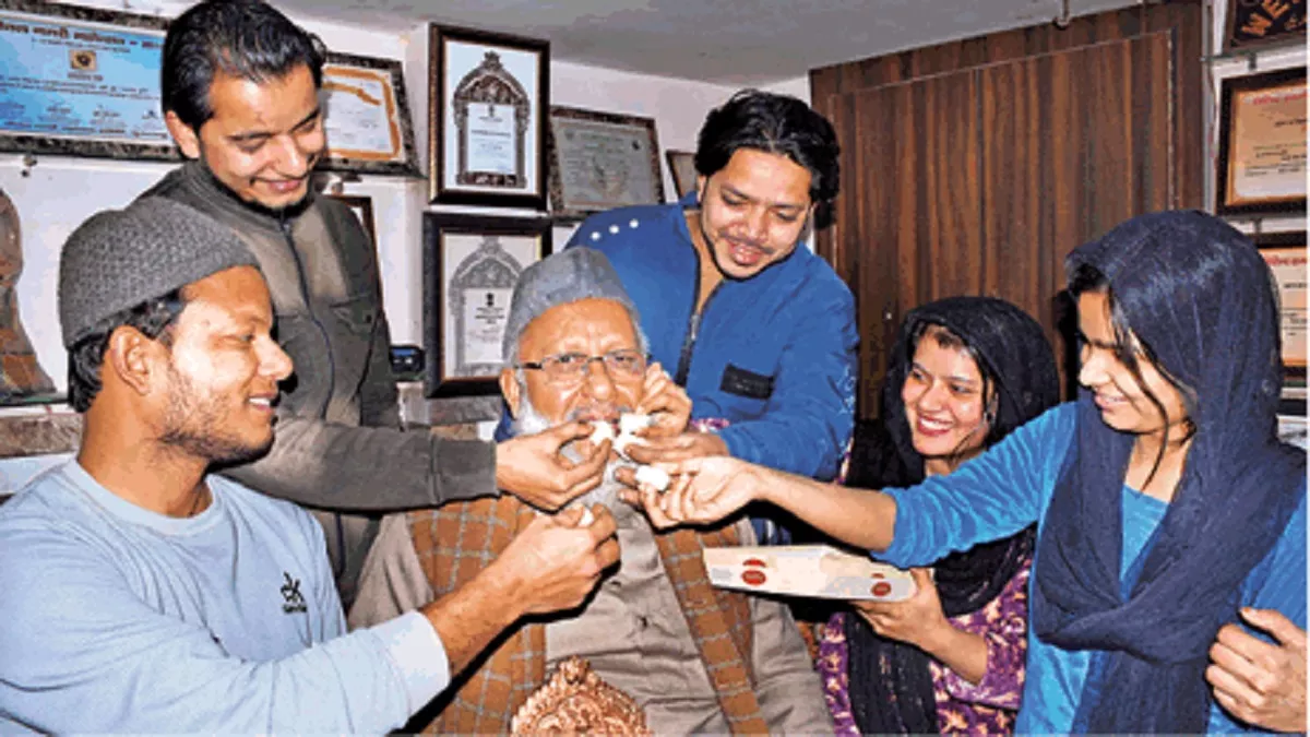 शिल्पगुरु दिलशाद हुसैन को पद्मश्री सम्मान मिलने पर मिठाई खिलाते परिवार के सदस्य। जागरण