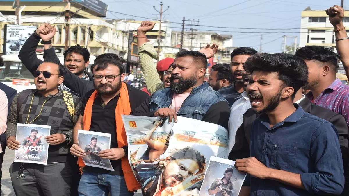 हिंदू सेवा परिषद के कार्यकर्ताओं ने किया पठान फिल्म का विरोध