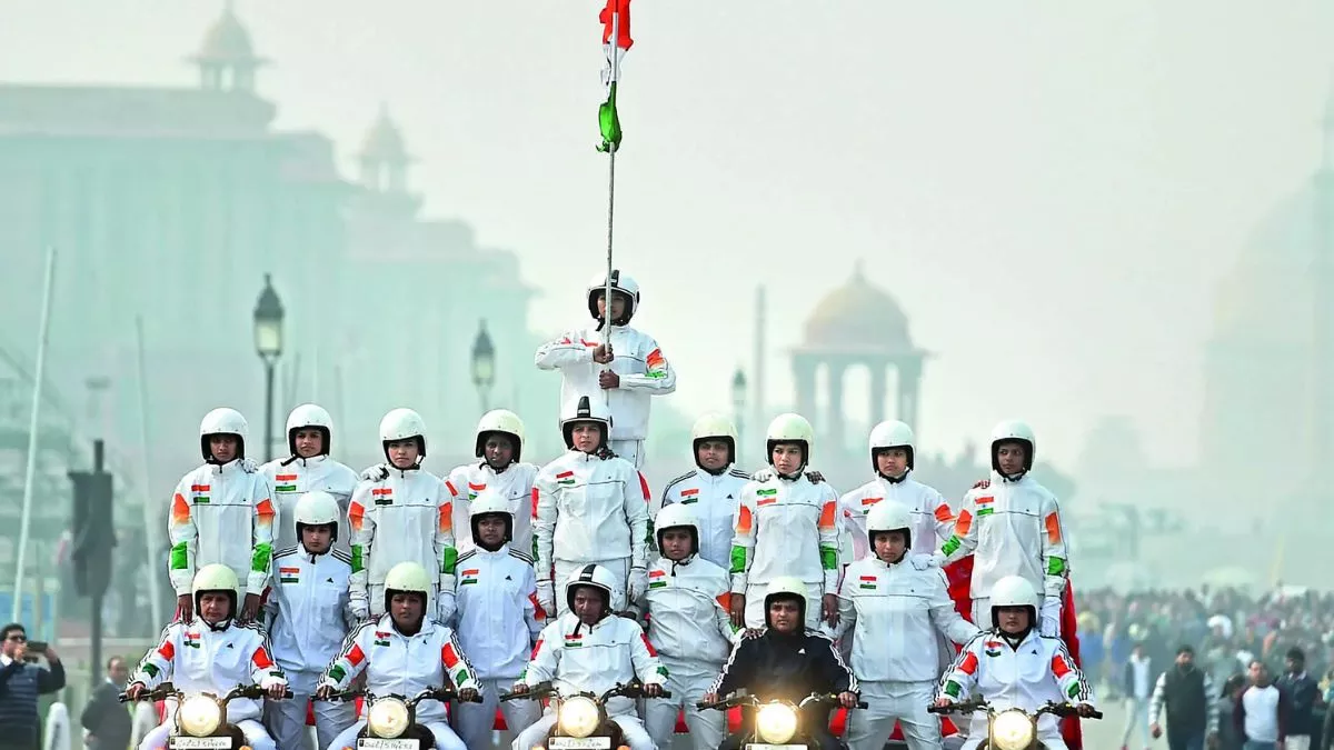 Republic Day Parade में बाइक पर डेयर डेविल्स ने दिखाया हैरतअंगेज करतब, हौसला देख खड़े हो जाएंगे रोंगटे