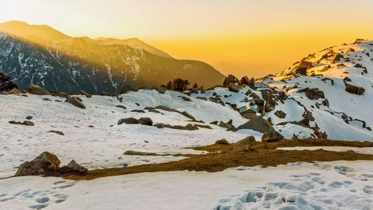 Shimla Weather: सूरज के प्रकाश में रोहतांग सहित अन्य बर्फबारी वाले क्षेत्रों में चांदी सी चमकी बर्फ