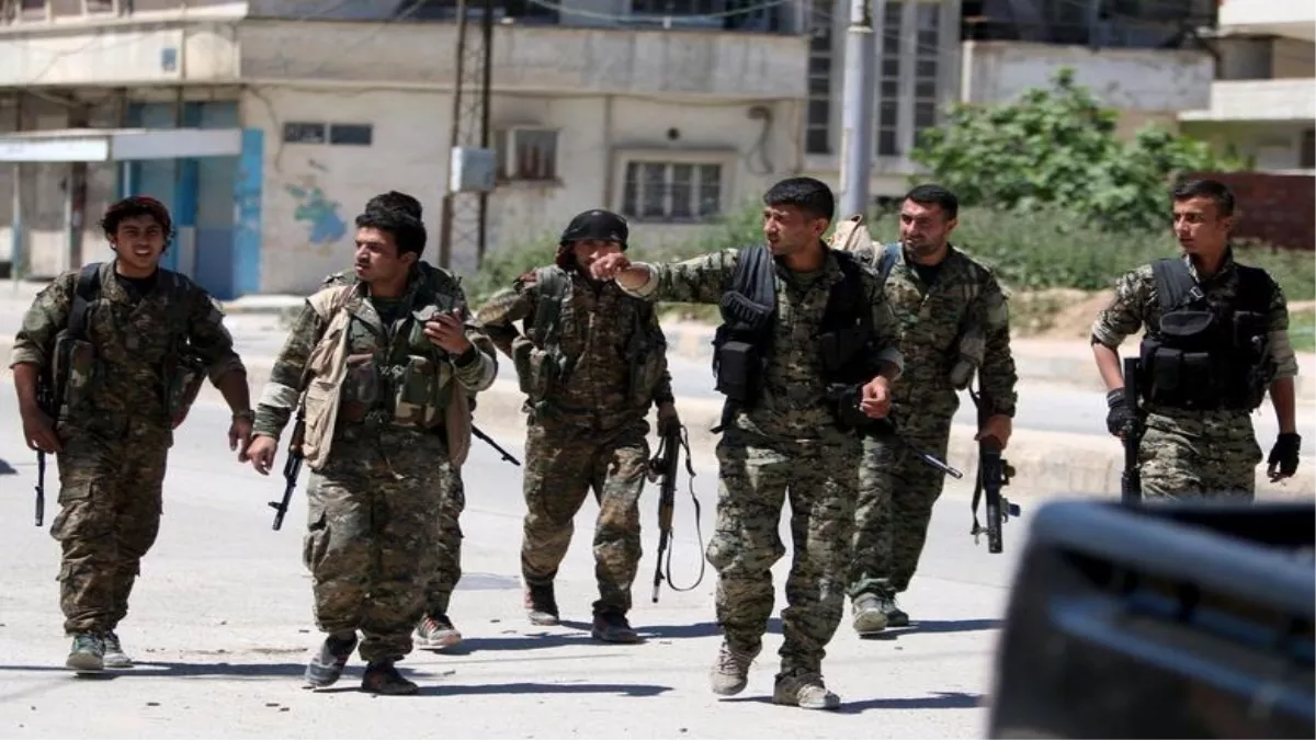 इस्लामिक स्टेट समूह के एक स्थानीय कमांडर को रक्का शहर से सीरियाई कुर्द नेतृत्व वाली सेना ने गिरफ्तार किया।