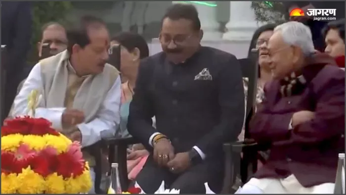 सियासी अटकलों के बीच नीतीश कुमार का VIDEO VIRAL, मंद-मंद मुस्कान के पीछे क्या है राज?