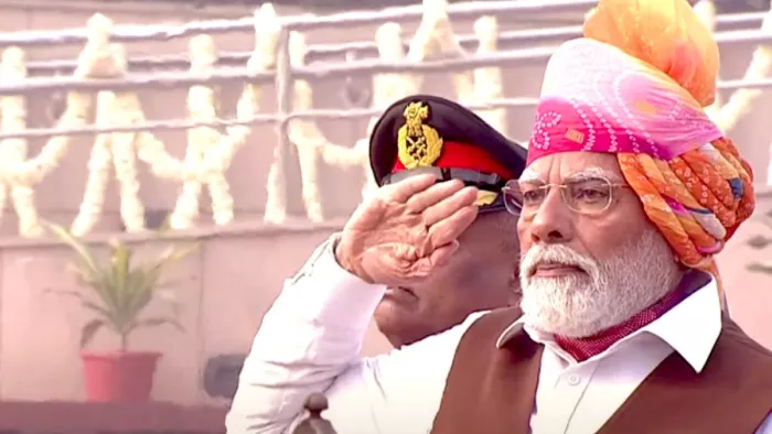 इस साल भी खास पगड़ी पहने नजर आए पीएम मोदी