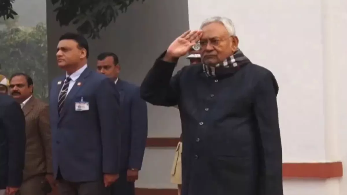 Republic Day in Bihar Live: मुख्यमंत्री नीतीश कुमार ने अपने आवास पर राष्ट्रीय ध्वज फहराया, लोगों में बांटी मिठाइयां