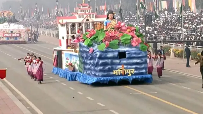 गणतंत्र दिवस की झांकी में इंफाल स्थित लोकटक झील से कमल के डंठल इकट्ठा करते हुए दिखाया गया है।