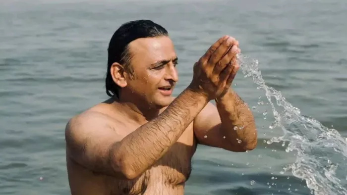 पुत्र के साथ अखिलेश यादव ने संगम में लगाई डुबकी, मुलायम की प्रतिमा पर चढ़ाए पुष्प