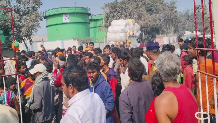 पुलिस थाने के बाहर लोगों की भीड़