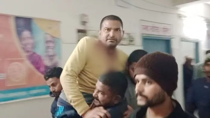 घायल पंचायत समिति सदस्य सत्तो यादव। (फोटो जागरण)