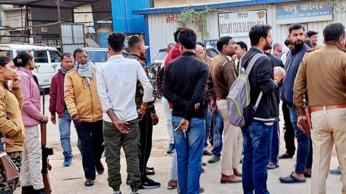 डीएमसीएच इमरजेंसी के बाहर छात्रों की भीड़। फ़ोटो- जागरण