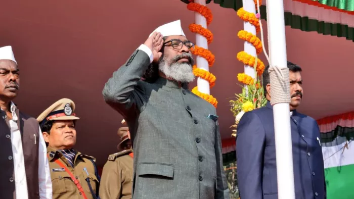 दुमका में सीएम हेमंत सोरेन फहराया झंडा। (हेमंत सोरेन एक्स)