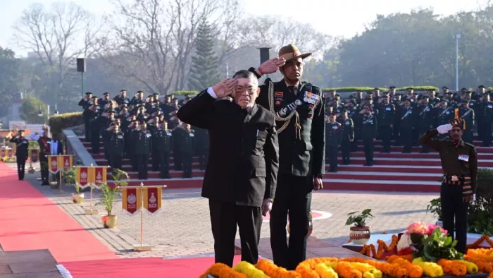 राज्यपाल संतोष कुमार गंगवार ने मोरहाबादी मैदान में किया झंडारोहण