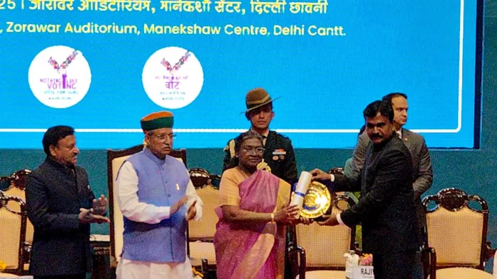 राष्ट्रपति द्रौपदी मुर्मू ने किया सम्मानित।(फोटो जागरण)