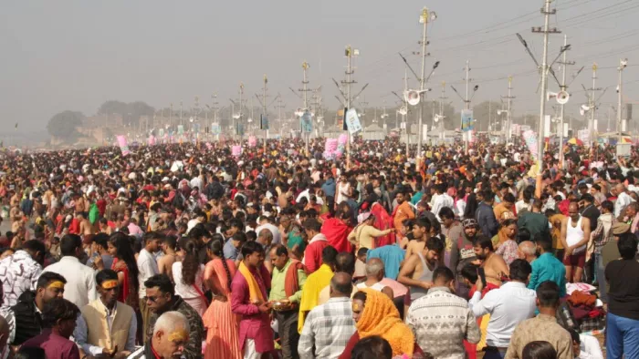 Maha Kumbh 2025 संगम तट पर स्नान के लिए उमड़े श्रद्धालु। अभिनव राजन चतुर्वेदी।