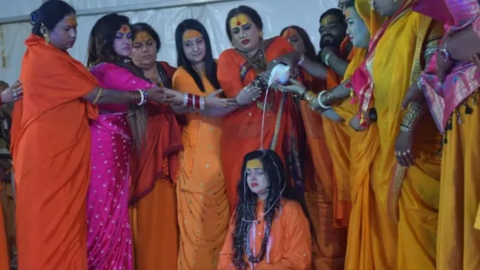 महाकुंभ मेला में किन्नर अखाड़े मेंस में आयोजित कार्यक्रम में फिल्म अभिनेत्री ममता कुलकर्णी का अभिषेक करते लक्ष्मी नारायण त्रिपाठी।