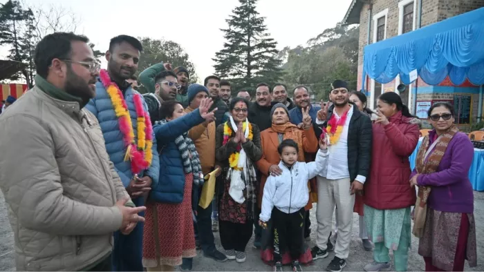 नैनीताल में जुलूस के साथ पालिकाध्यक्ष सरस्वती खेतवाल।