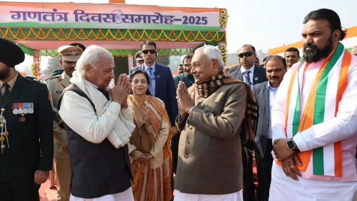 रिपब्लिक डे के दौरान राज्यपाल के साथ सीएम नीतीश कुमार। फ़ोटो- सोशल मीडिया