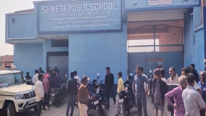 स्कूल के बाहर एकत्र हुए छात्रों के परिजन