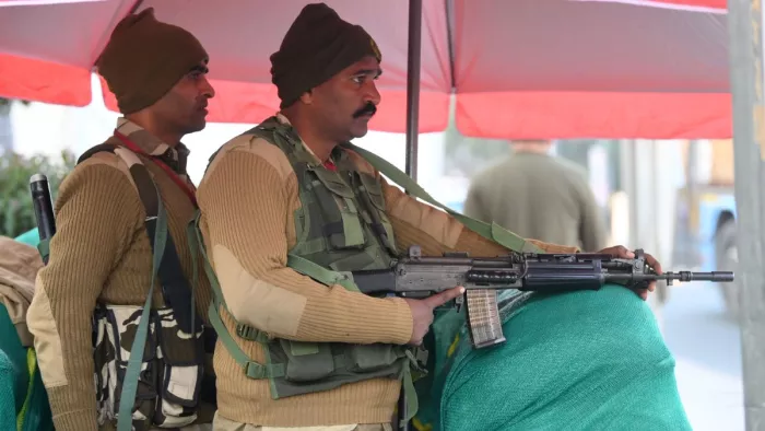 गणतंत्र दिवस पर रफी मार्ग पर बने बंकर पर तैनात अर्धसैनिक बल के जवान। फोटो- चंद्र प्रकाश मिश्र