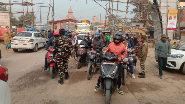 सोनौली सीमा पर जांच करते एसएसबी जवान। जागरण