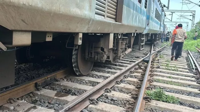 पश्चिम बंगाल के पद्मपुकुर रेलवे स्टेशन के पास दो ट्रेनें भिड़ीं। (प्रतीकात्मक फोटो)