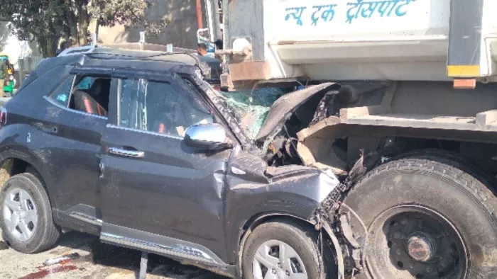 मिर्जामुराद : कल्लीपुर (खजुरी) के पास ट्रेलर में घुसी कार। जागरण