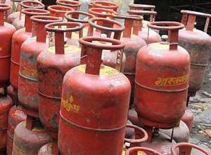 घरेलू गैस सिलिंडर के दाम में फिर 25 रुपये की बढ़ोत्तरी कर दी।
