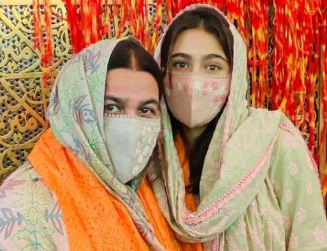 IN PICS Sara Ali Khan Visits Ajmer Sharif Dargah With Mother Amrita Singh Say To Fans Jumma Mubarak, Here are Photos and Video