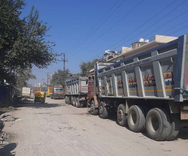 परिवहन व्यवसायियों की कार्यकारिणी की आपात बैठक कर ट्रकों का संचालन शुक्रवार को न किए जाने का फैसला लिया गया।