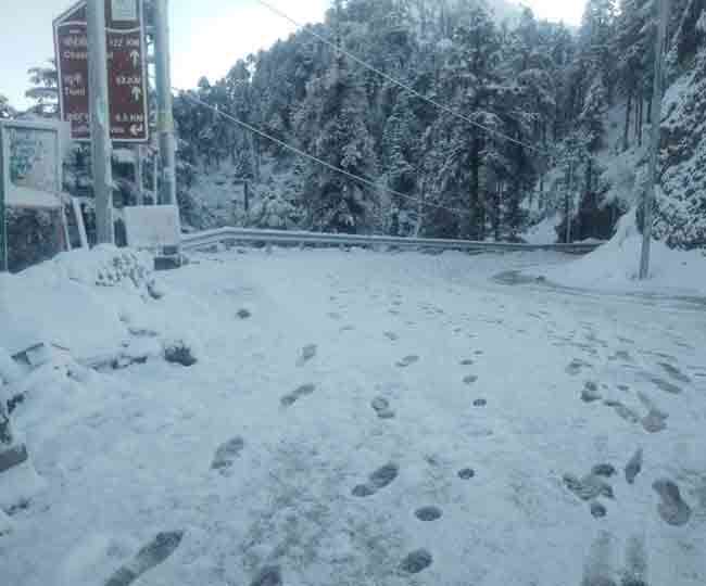 मौसम के करवट बदलने से जौनसार की ऊंची चोटियों में शुमार लोखंडी में चकराता-त्यूणी राजमार्ग पर पड़ी बर्फबारी का नजारा।