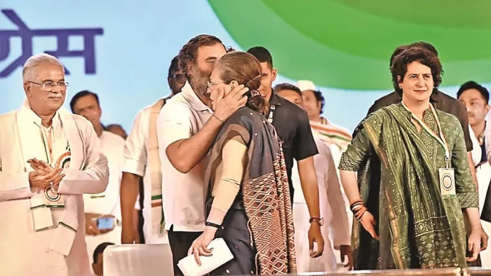 जब मंच पर राहुल गांधी ने चूमा मां सोनिया गांधी का माथा, राष्ट्रीय अधिवेशन में दिखा मां-बेटे का प्यार