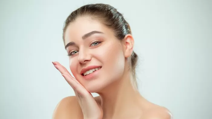 चेहरे के दाग-धब्बे मिटाने के लिए इन चार तरीकों से करें गुलाब जल का इस्तेमाल