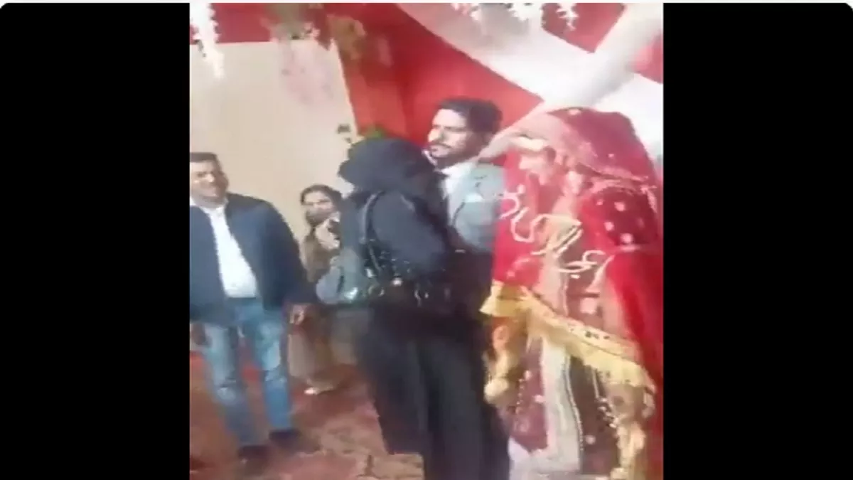 Viral Video: शादी में पहुंचे दूल्हे के दोस्त ने किया ऐसा नाटक, देख लोगों का चकराया सिर - Twitter Viral Video Groom Friend Did Funny Drama Viral Video: शादी में पहुंचे दूल्हे के दोस्त ने किया ऐसा नाटक, देख लोगों का चकराया सिर - Twitter Viral Video Groom Friend Did Funny Drama
