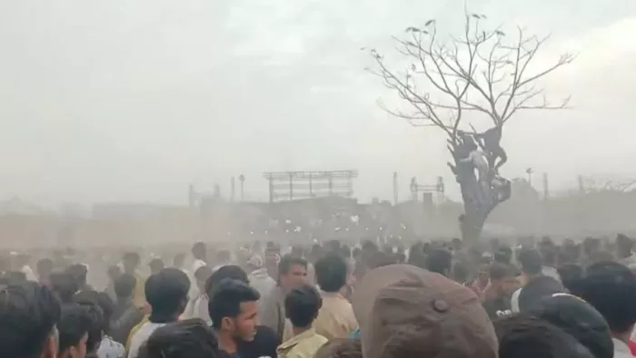 Bade Miyan Chote Miyan अक्षय कुमार और टाइगर श्राफ के मंच पर फेंके गए जूते चप्पल