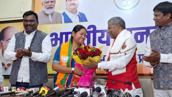 Geeta Kora के पलटी मारते ही JMM नेता ने उगला जहर (फोटो- एक्स हैंडल)