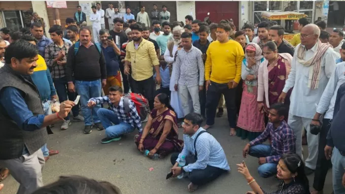 Mathura News: गोवर्धन पुलिस की पिटाई से कराह उठीं कोलकाता की महिला श्रद्धालु