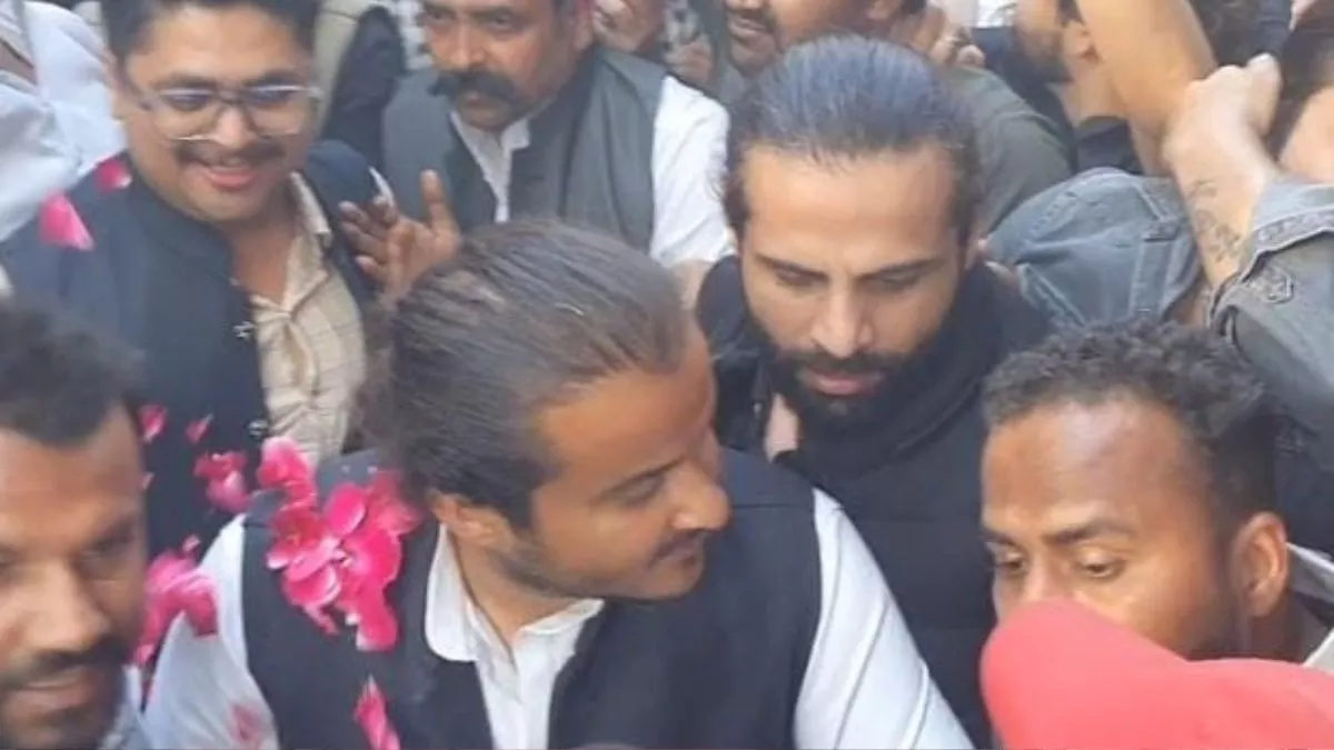 लंबे बाल और बंधी चाेटी... सवा सोलह महीने बाद जेल से घर आए अब्दुल्ला तो समर्थकों ने किया स्वागत, बीजेपी MLA ने कही ये बात
