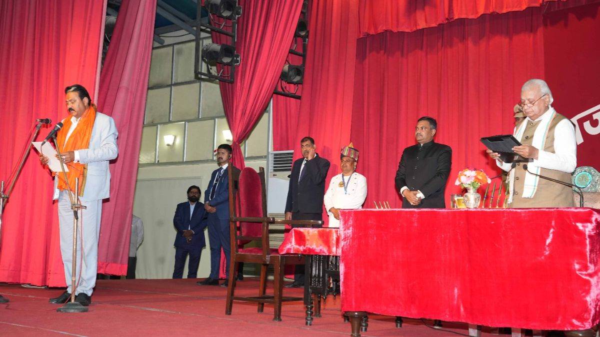 seven new ministers inducted into nitish cabinet four have experience in multiple parties