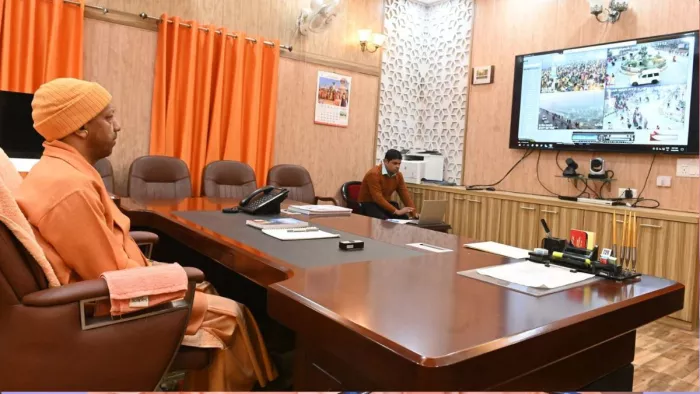 गोरखनाथ मंदिर स्थित नियंत्रण कक्ष से महाकुंभ की व्यवस्थाओं की निगरानी करते सीएम योगी। फोटो- सूचना विभाग