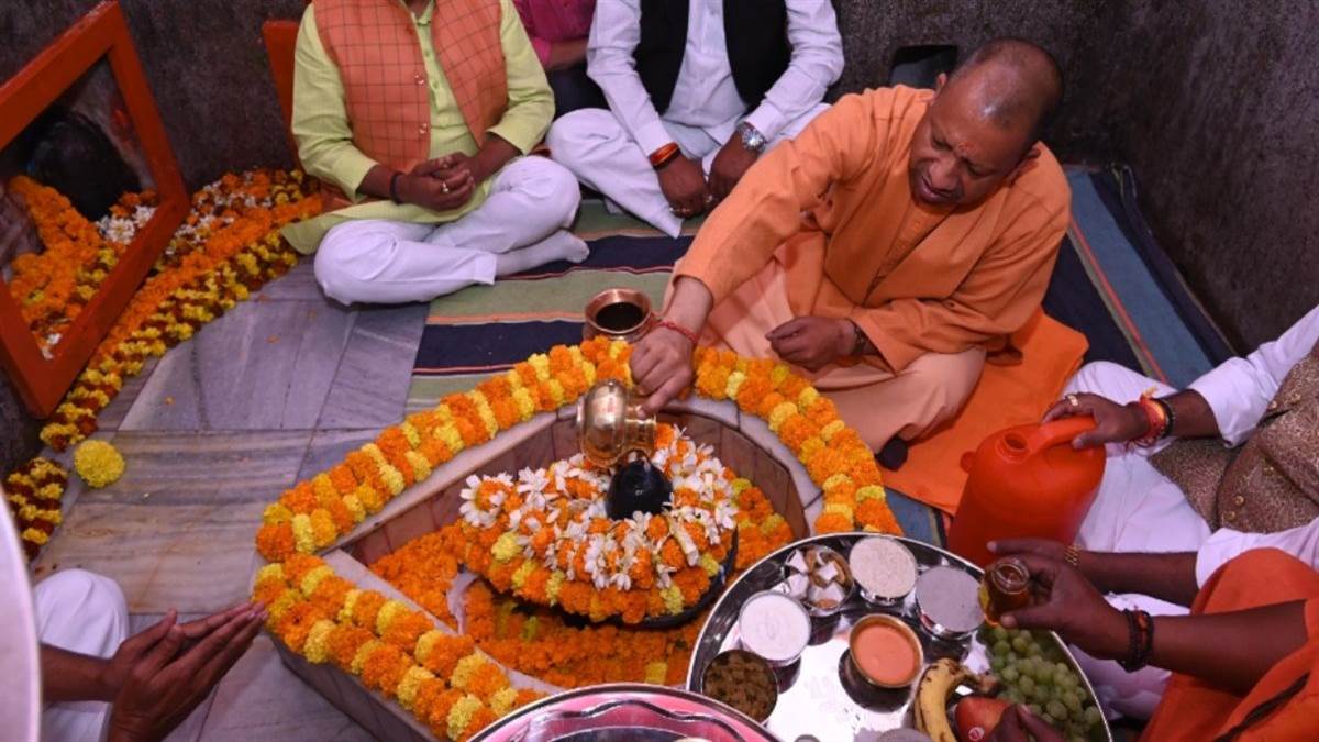 https://www.jagranimages.com/images/newimg/26022025/26_02_2025-cmyogipuja_23891368.jpg