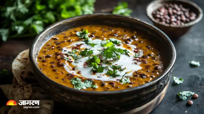 Dal Makhani Recipe: स्वाद में लाजवाब होगी घर पर बनी दाल मखनी, जानें स्पेशल रेसिपी (Image Source: Freepik)