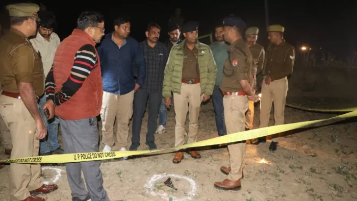 मुठभेड़ के बाद निरीक्षण करते एसपी चिरंजीव नाथ सिन्हा, एएसपी अशोक कुमार व अन्य। पुलिस विभाग