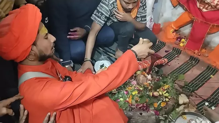 Maha Shivratri 2025: मंदिर में डाक कांवड़ लेकर आए क्षेमनाथ मंदिर के महंत दीनानाथ व अन्य श्रद्धालु जलाभिषेक करते।