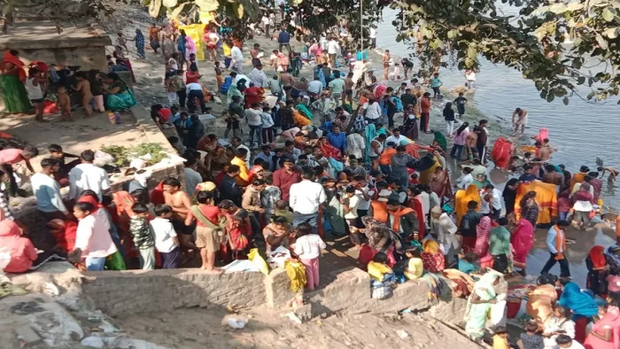 महाशिवरात्रि पर्व पर घाट पर गंगा स्नान करते श्रद्धलु। जागरण