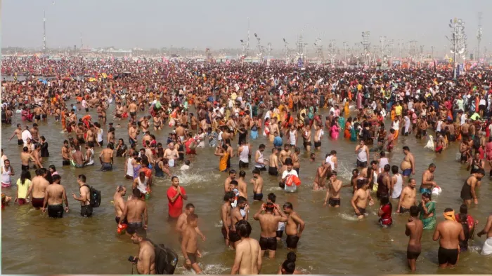 महाकुंभ के दौरान संगम में डुबकी लगाते श्रद्धालु।