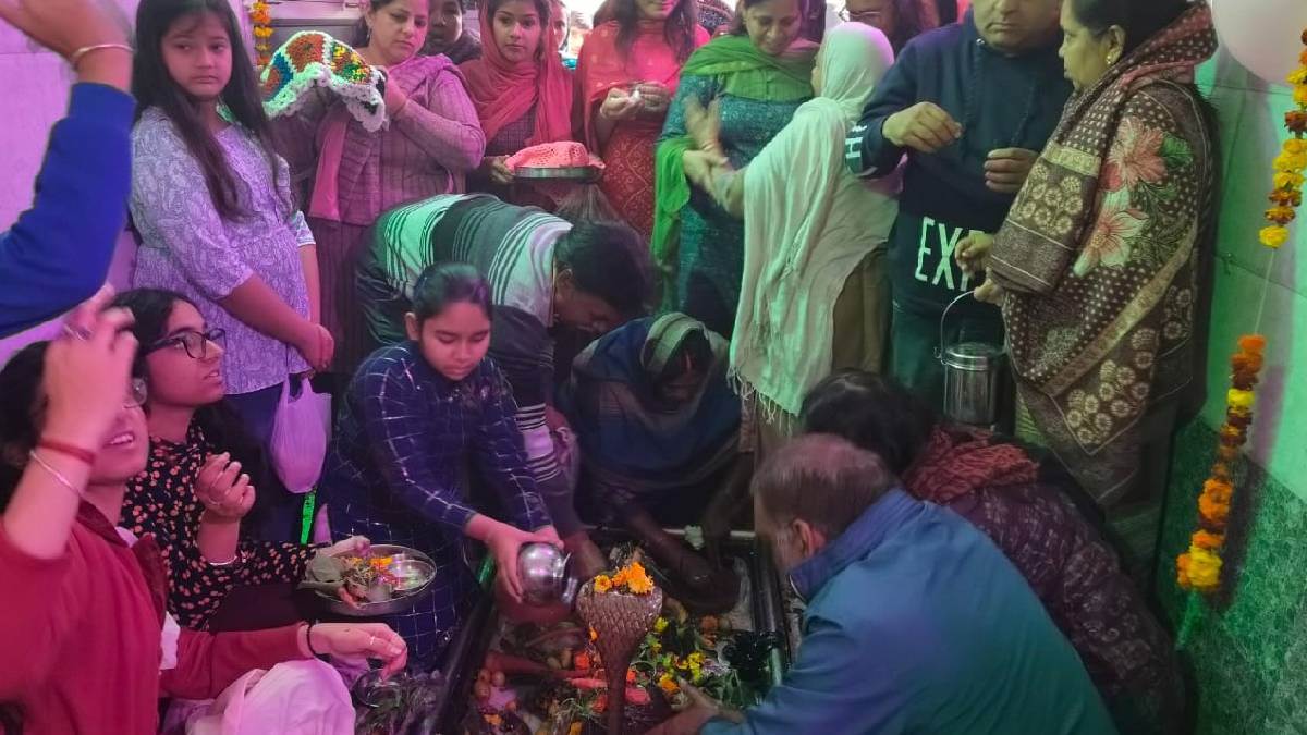 https://www.jagranimages.com/images/newimg/26022025/26_02_2025-mahashivratri_2025_23890952.jpg